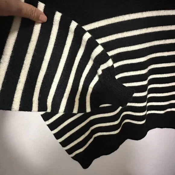 Black and White Striped Women's Sweater （L/XL） - Picture 12 of 16